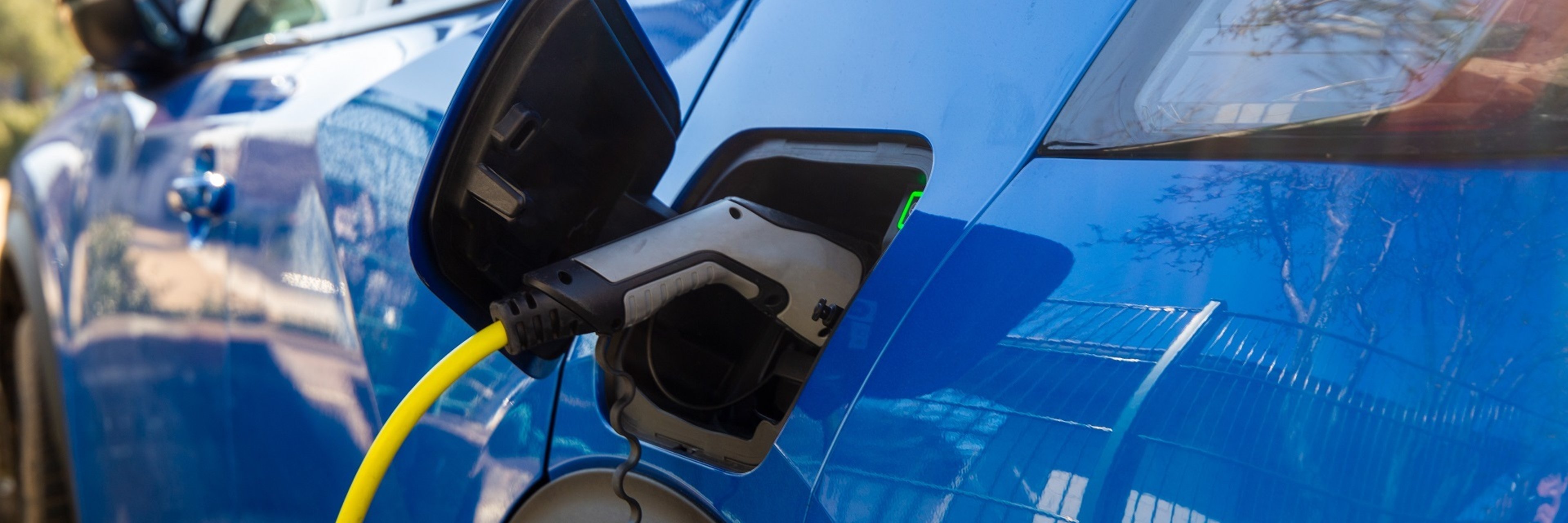 Elektroauto an der Ladestation Elektroauto an der Ladestation