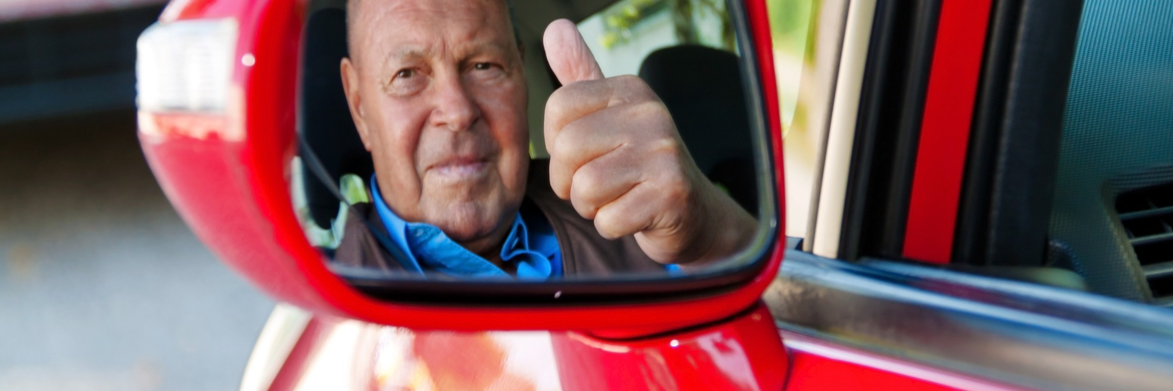 Senior als Autofahrer im Auto.