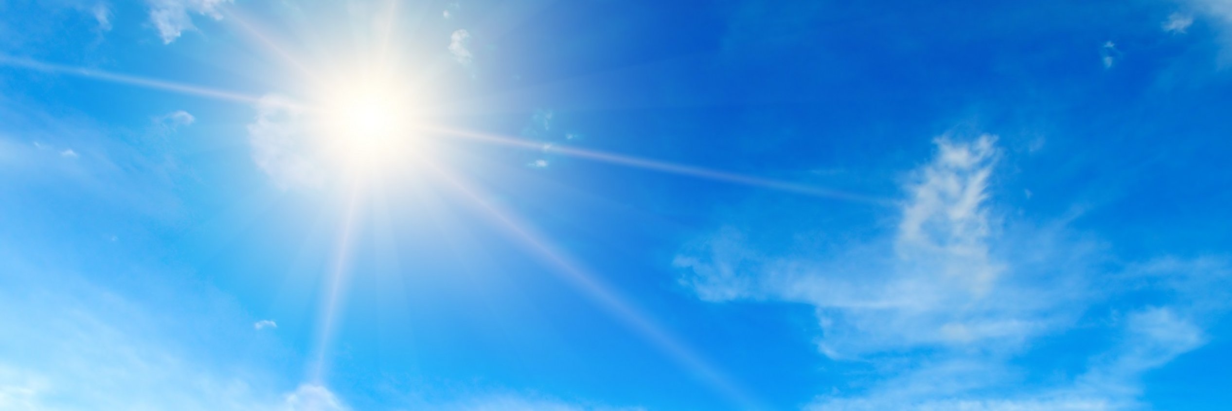 Ein blauer Himmel mit strahlender Sonne