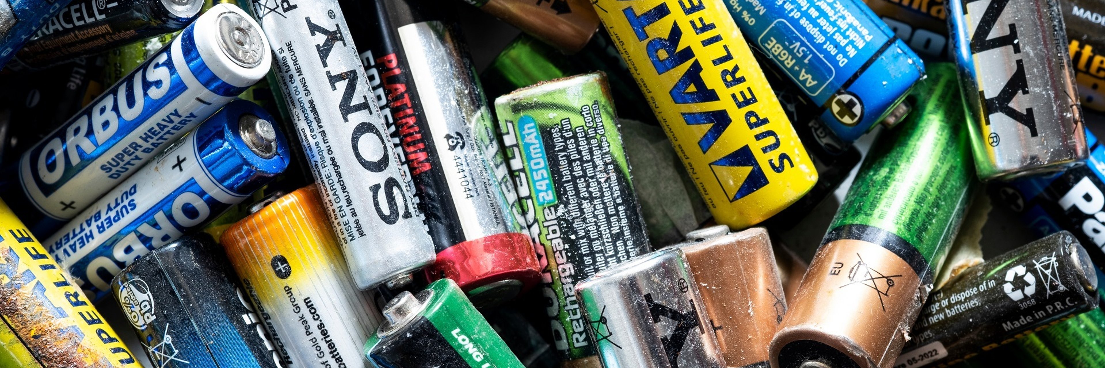 Batterien viele genutzte Batterien in der Nahansicht.