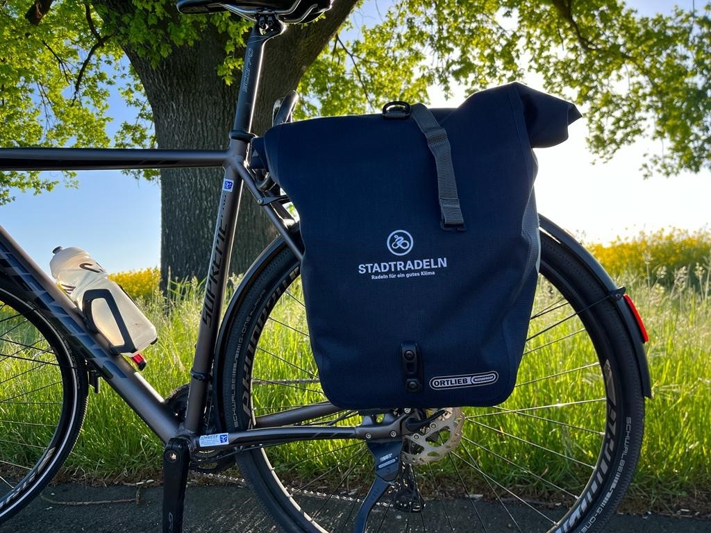 STADTRADELN Fahrradtasche Ein abgestelltes Herrenrad mit einer Fahrradgepäckträgertasche sowie einer