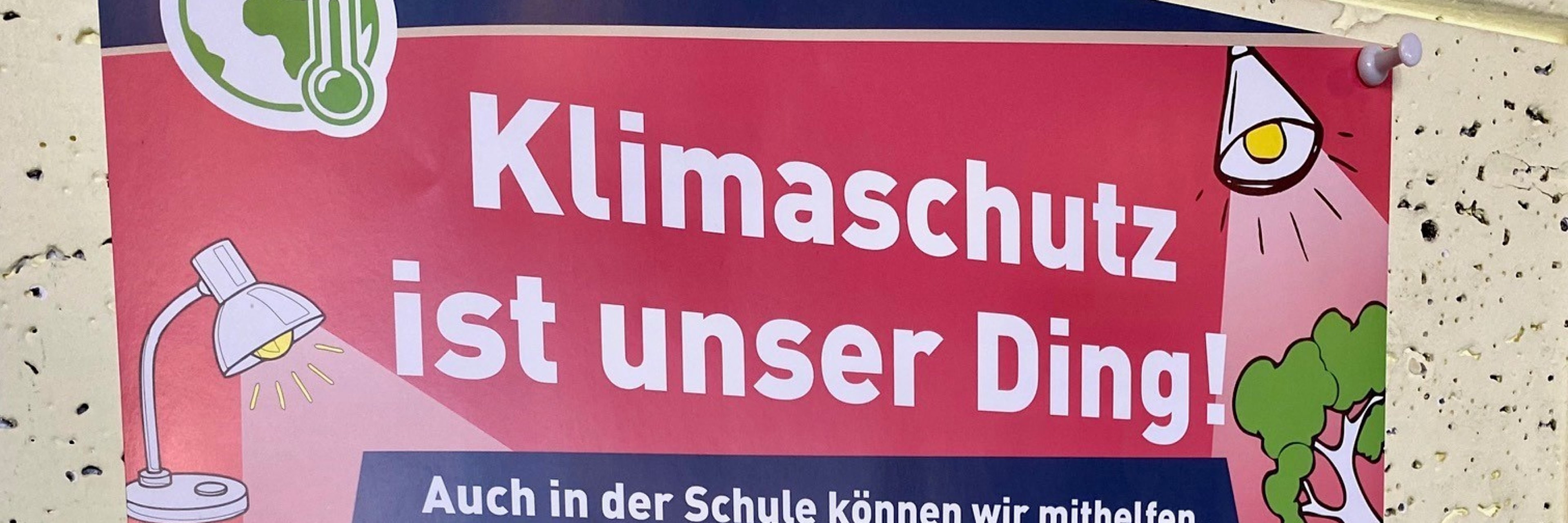 Ein Plakat mit Energiespartipps, das an einer Tür hängt. 