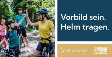 Ein Infobanner, mit einem Foto einer radfahrenden Familie, die alle einen Fahrradhelm tragen und dem Text: Vorbild sein. Helm tragen.