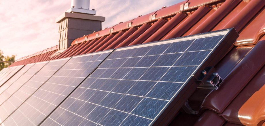 Solarpanele auf einem Hausdach
