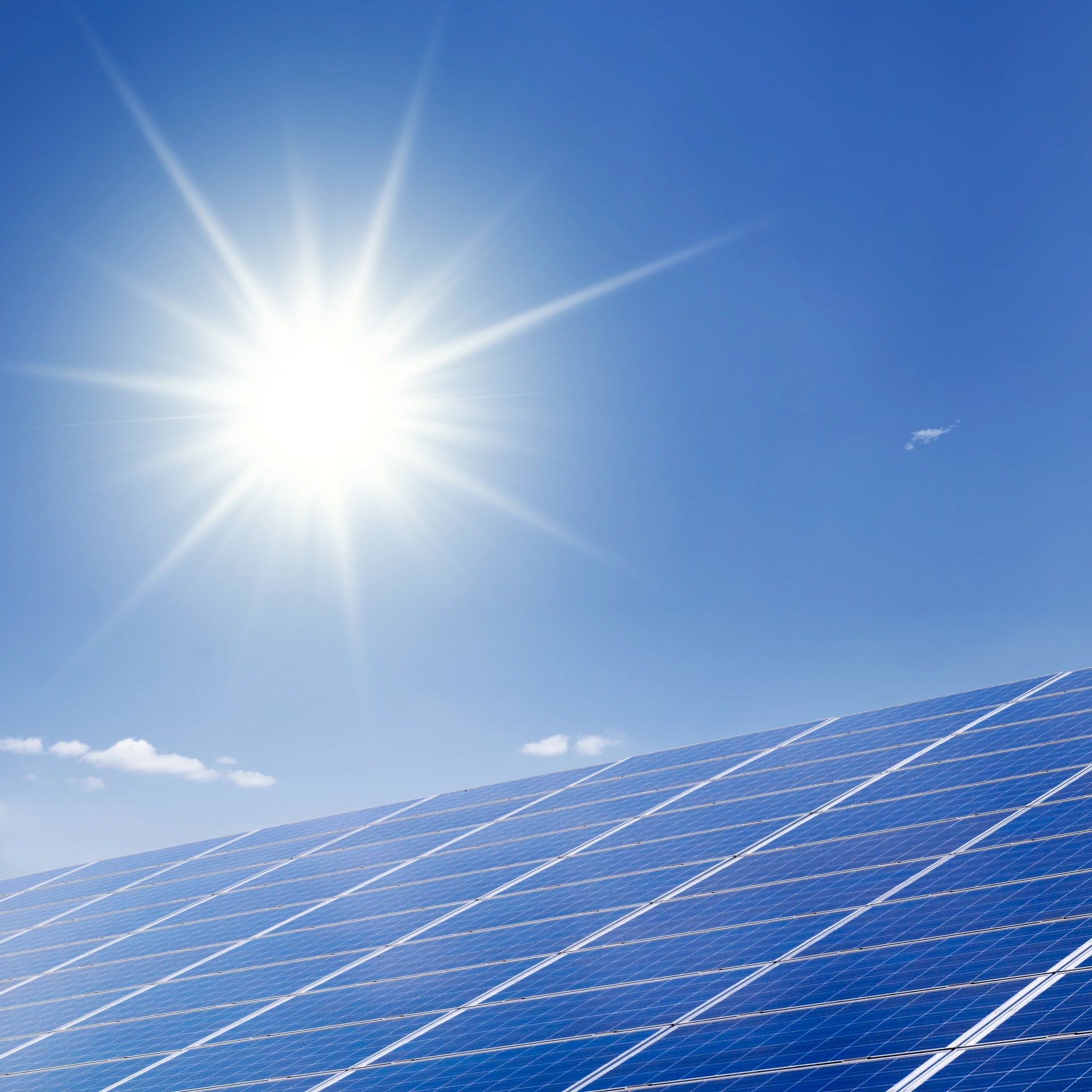 Sonnenenergie Ein Solardach, auf das die Sonne scheint.