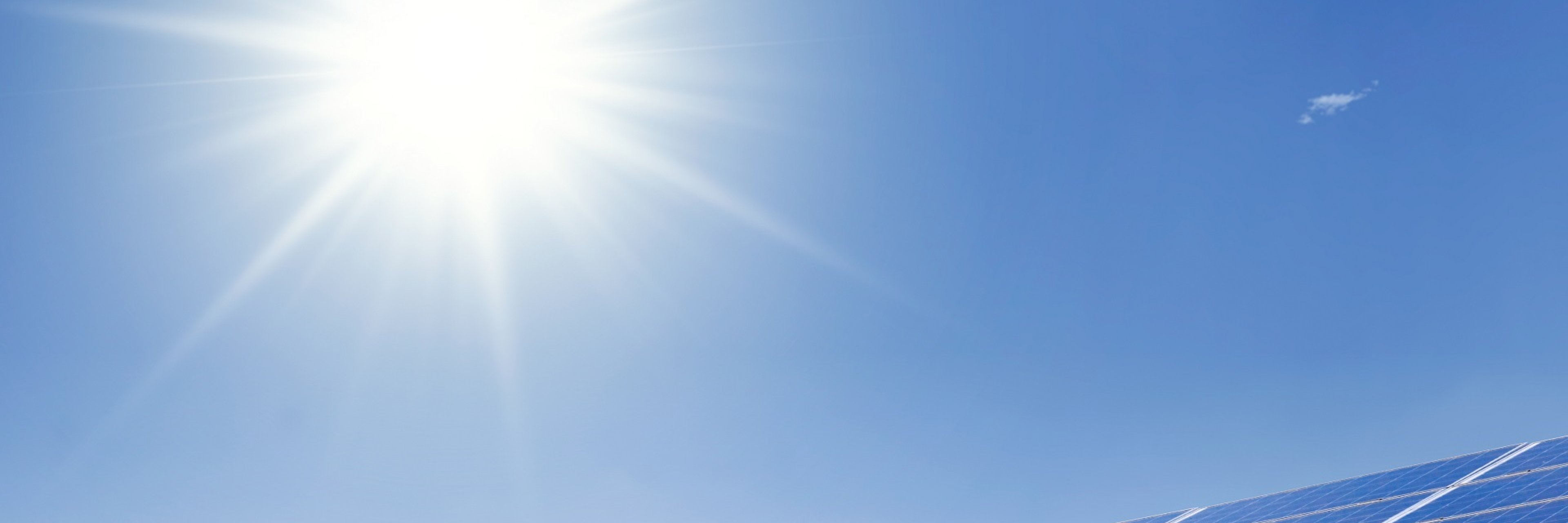 Sonnenenergie Ein Solardach, auf das die Sonne scheint.